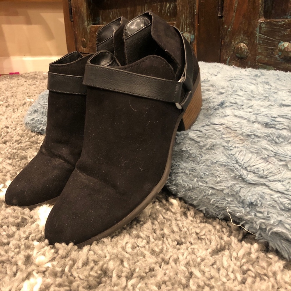 American Eagle size 8 bootie black.